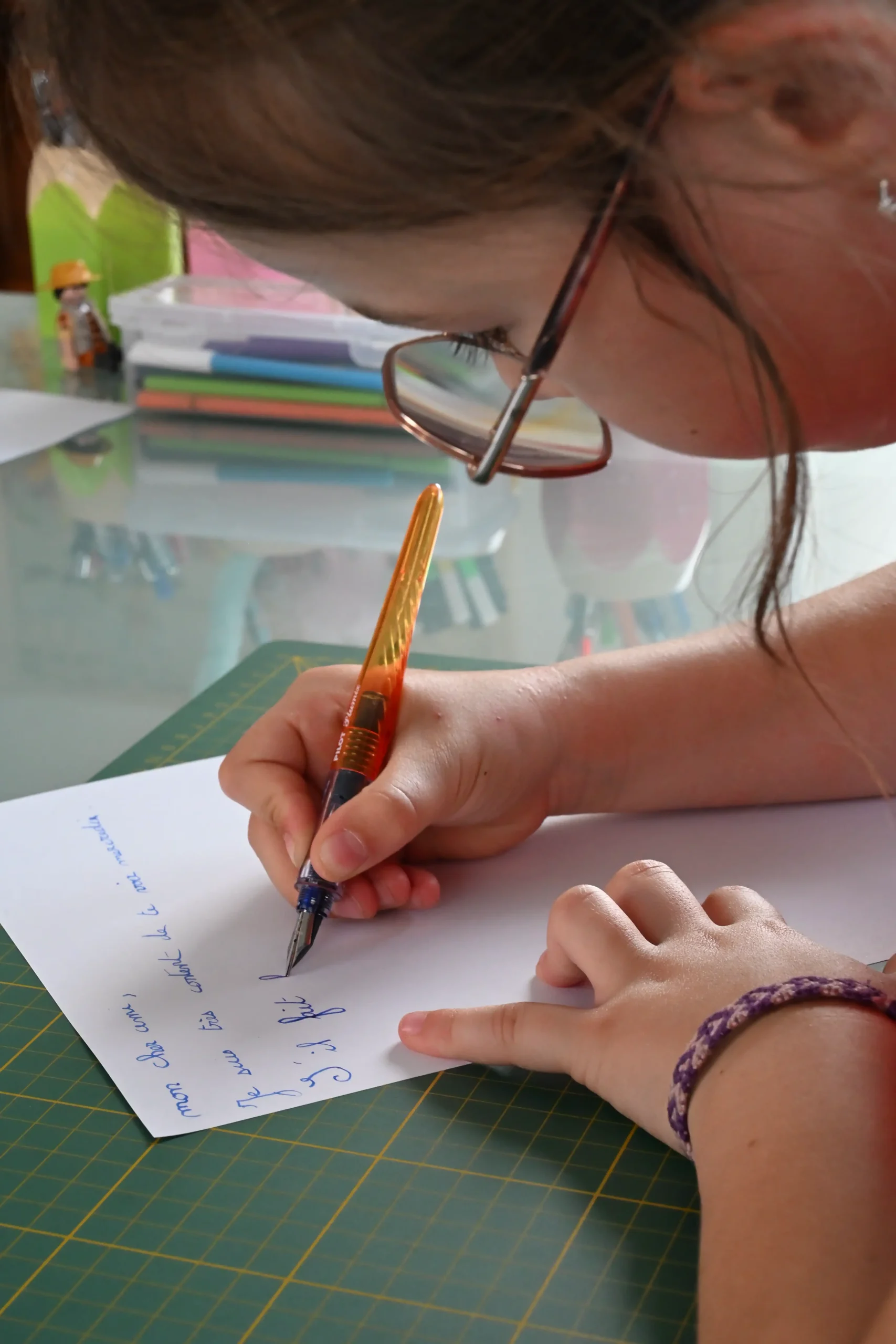 Enfant apprenant à écrire avec un stylo plume Pilot Plumix en séance de graphothérapie à Manthelan (Indre-et-Loire) — travail de la tenue du stylo et du geste d'écriture