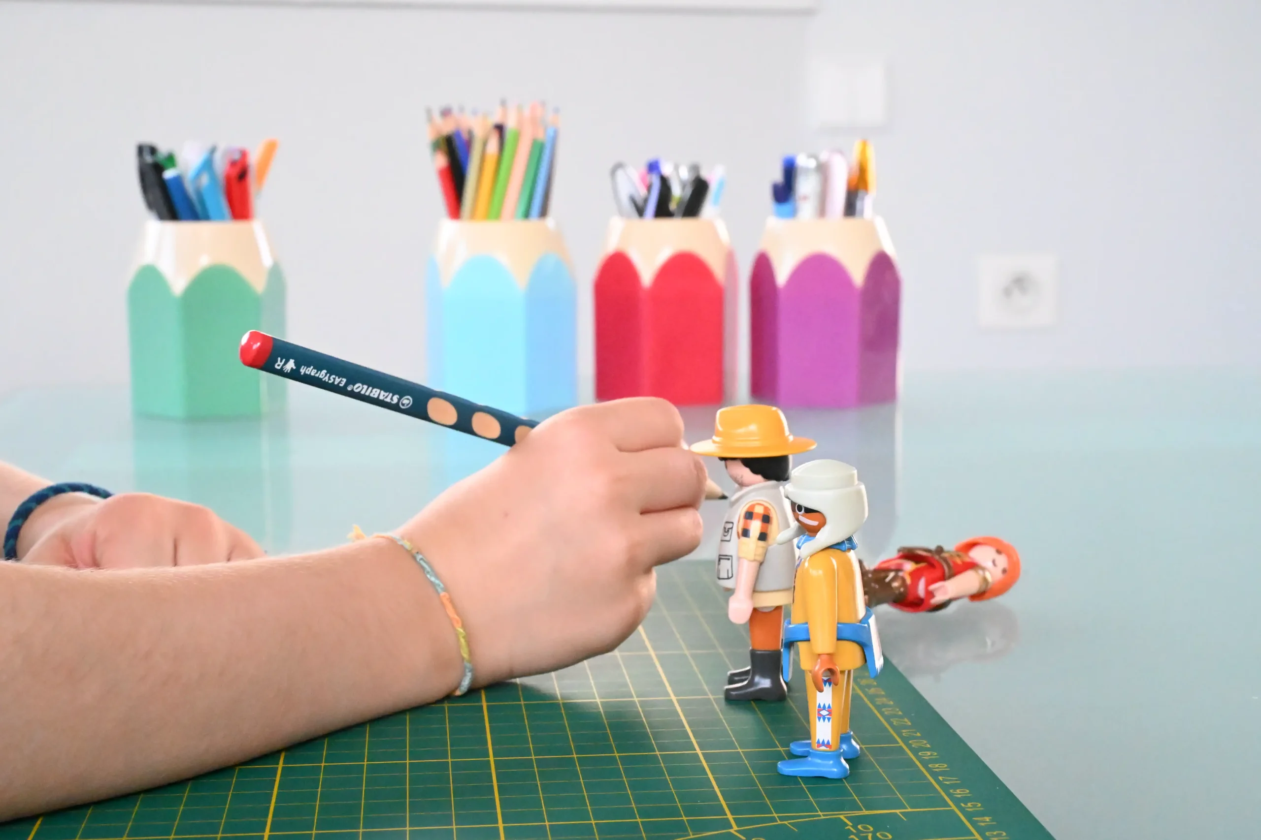 Cabinet de graphothérapie à Manthelan (Indre-et-Loire) — enfant en séance avec crayon ergonomique et outils de médiation