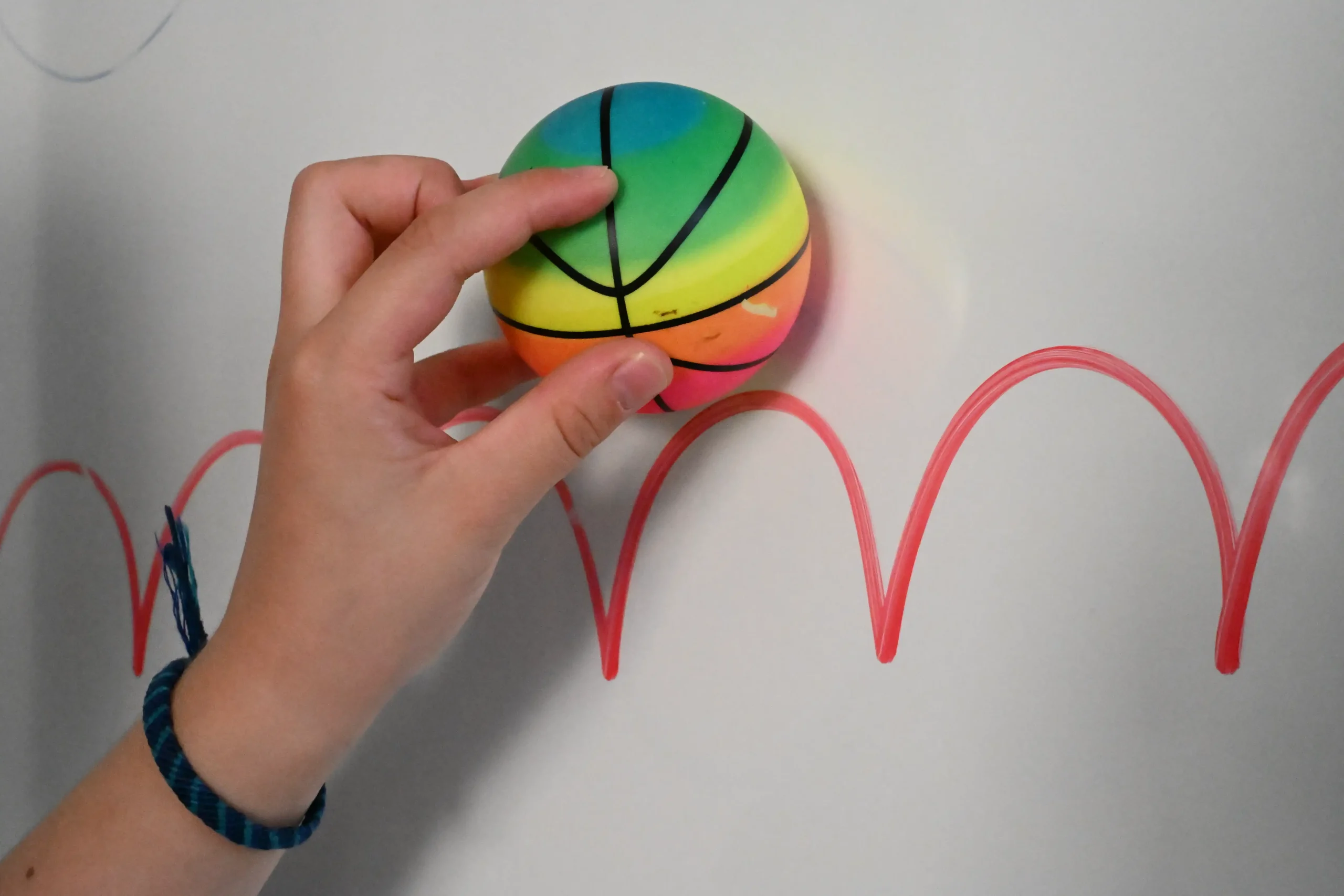 Exercice de graphomotricité en séance de graphothérapie à Manthelan (Indre-et-Loire) — enfant travaillant le tracé avec une balle