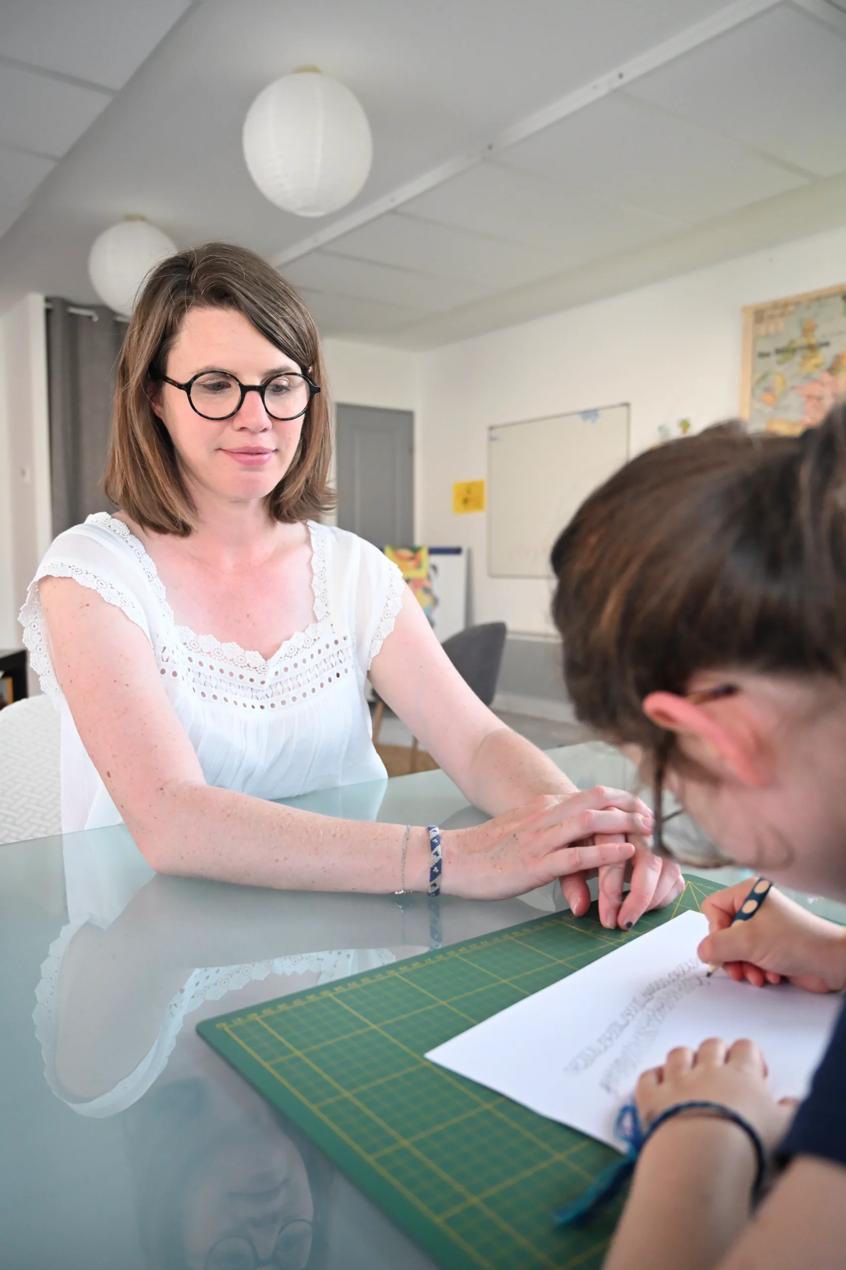 Sonia Sarreste, graphothérapeute, accompagne un enfant lors d'une séance d'écriture à Manthelan (Indre-et-Loire)